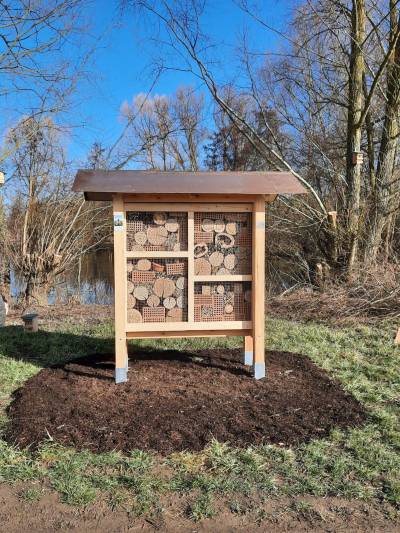 Naturschutzmaßnahmen am Birkenbach - CDU tut was für Bienen und Vögel - Insektenhotel beim Biotopsee Berwangen