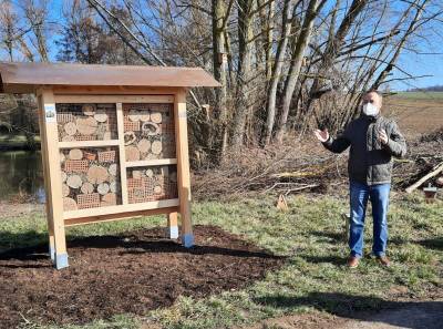 Naturschutzmaßnahmen am Birkenbach - CDU tut was für Bienen und Vögel - Bürgermeister Herr Kreiter bedankt sich bei der CDU Kirchardt für die wunderbare Naturschutzaktion