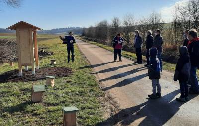 Naturschutzmaßnahmen am Birkenbach - CDU tut was für Bienen und Vögel - Symbolische Übergabe der Insektenhotels und Nistkästen an Bürgermeister Kreiter zum Abschluss des Bürgerprojektes